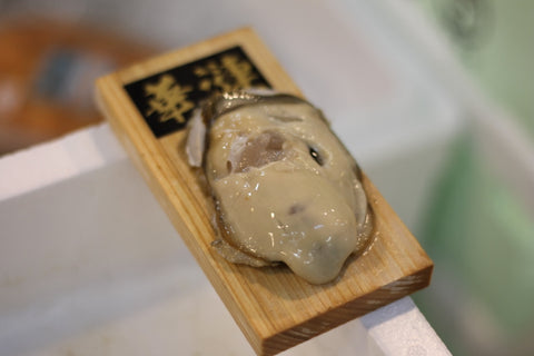 真牡蠣 華蓮 殻付き牡蠣 生食用カキ 長崎小長井産 (50-80g/1個) 10個 豊洲直送 かき カキ かれん カレン 動画有【華蓮10個】 冷蔵