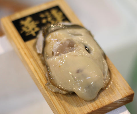 真牡蠣 華蓮 殻付き牡蠣 生食用カキ 長崎小長井産 （50-80g/1個） 10個 豊洲直送 かき カキ かれん カレン 動画有【華蓮10個】 冷蔵